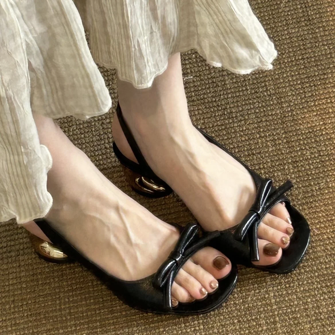 Fashionable Retro Versatile Bow Chunky Heel Open Toe Sandals for Women 2026 New French Style High Heels Design Inspired Sandals
Fashionable Retro Versatile Bow Chunky Heel Open Toe Sandals for Women 2026 New French Style High Heels Design Inspired Sandals