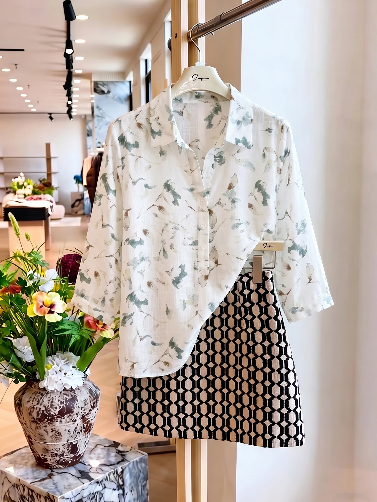 Lightweight Chiffon Printed Shirt Women's Fashionable Summer Simple Comfortable Versatile Blouse Floral Print Casual Top
Lightweight Chiffon Printed Shirt Women's Fashionable Summer Simple Comfortable Versatile Blouse Floral Print Casual Top