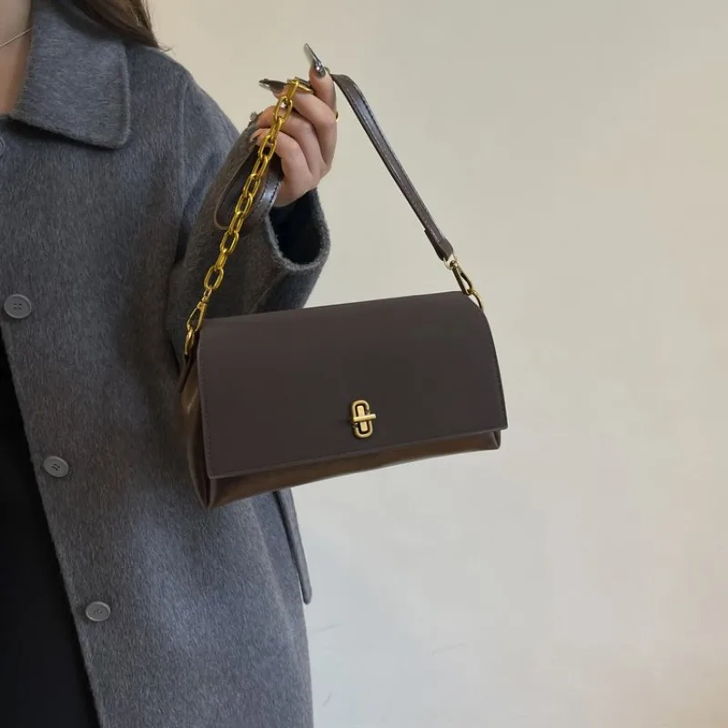 Simple Vintage Letter Logo Women's Shoulder Bag High-End Minimalist Large Capacity Diaper Bag Luxury Brand Elegant Leather
Simple Vintage Letter Logo Women's Shoulder Bag High-End Minimalist Large Capacity Diaper Bag Luxury Brand Elegant Leather