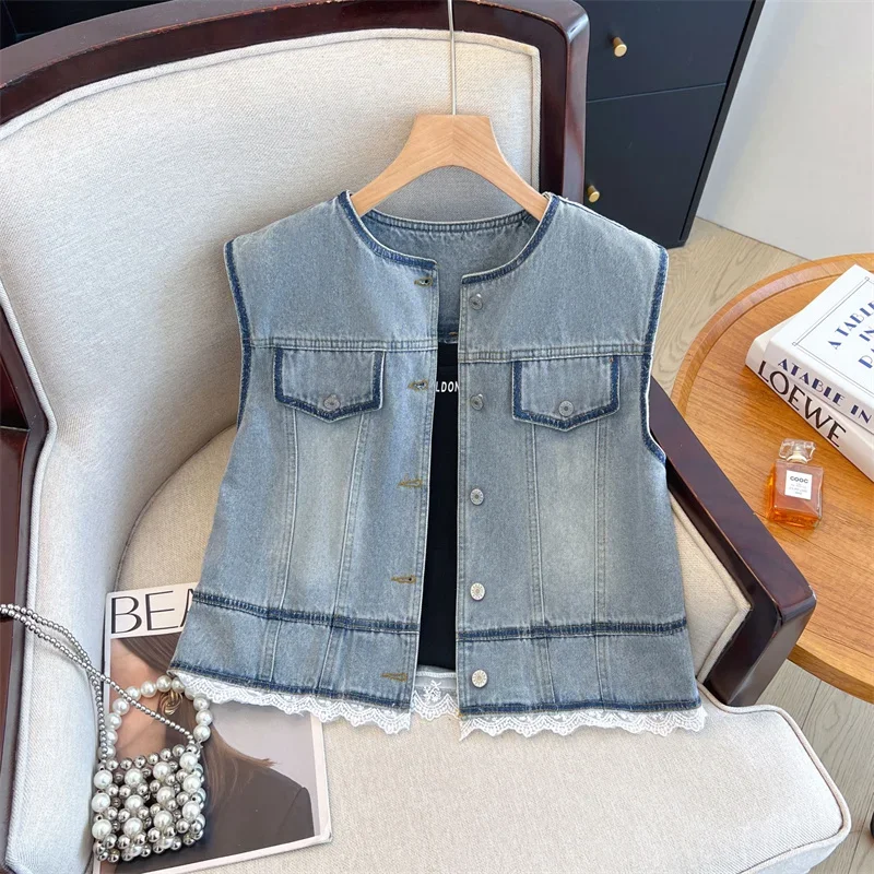 2025 Summer New Women Light Blue Short Denim Vest Fashion Lace Patchwork Round Neck Single-Breasted Sleeveless Cowboy Waistcoat
2025 Summer New Women Light Blue Short Denim Vest Fashion Lace Patchwork Round Neck Single-Breasted Sleeveless Cowboy Waistcoat