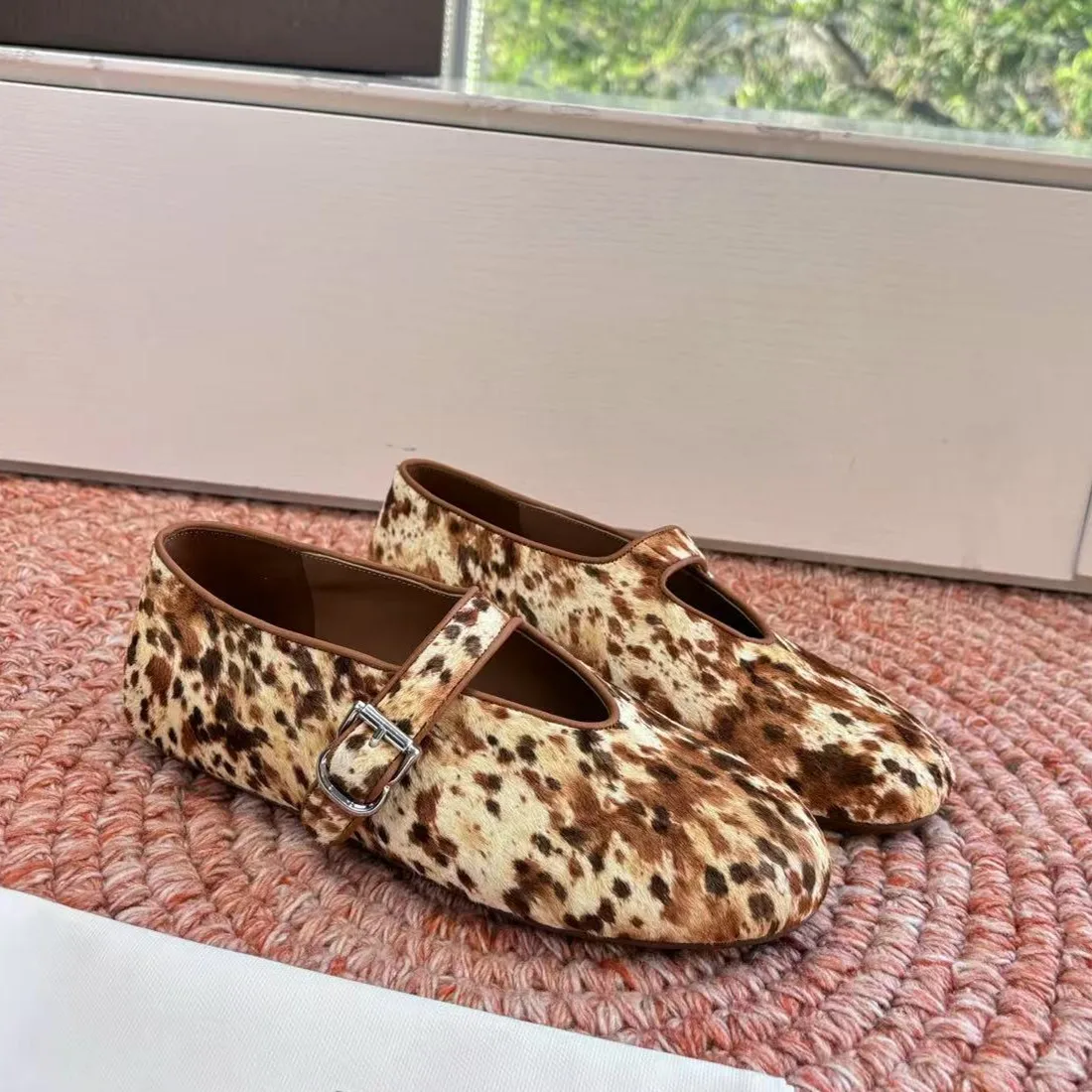 2026 genuine leather square toe Mary Jane leather shoes, genuine leather retro single shoes, flat bottomed ballet shoes
2026 genuine leather square toe Mary Jane leather shoes, genuine leather retro single shoes, flat bottomed ballet shoes