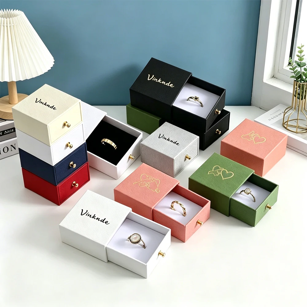 Custom Logo 6x6x3.5cm Lychee Pattern Paper Jewelry Box Slide Drawer Necklace Hard Rigid Parfum Earring Boxes Wedding Organizer
Custom Logo 6x6x3.5cm Lychee Pattern Paper Jewelry Box Slide Drawer Necklace Hard Rigid Parfum Earring Boxes Wedding Organizer