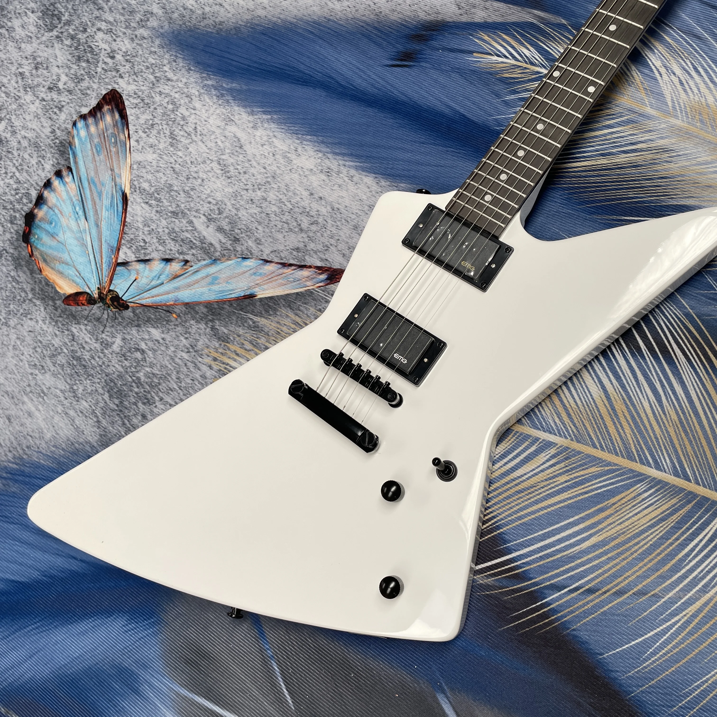 6-string pure white electric guitar with rosewood fingerboard and dot inlays guitars,Advanced speed-picking electric guitarra
6-string pure white electric guitar with rosewood fingerboard and dot inlays guitars,Advanced speed-picking electric guitarra