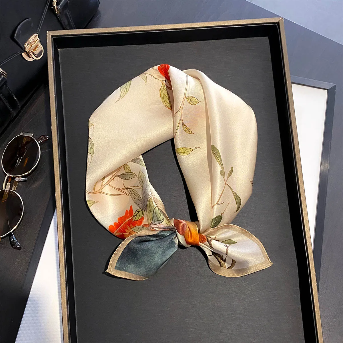 Women 100% Silk Square Scarf Elegant Chinese Pomegranate Bird Print Neckerchief Bandana Hair Wrap Luxury Bag Accessory Gift
Women 100% Silk Square Scarf Elegant Chinese Pomegranate Bird Print Neckerchief Bandana Hair Wrap Luxury Bag Accessory Gift