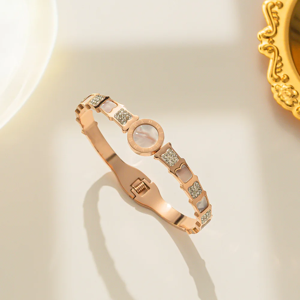 2025New geometric circle letter bracelet, 18k gold-plated minimalist bracelet, high quality waterproof, couple gift
2025New geometric circle letter bracelet, 18k gold-plated minimalist bracelet, high quality waterproof, couple gift