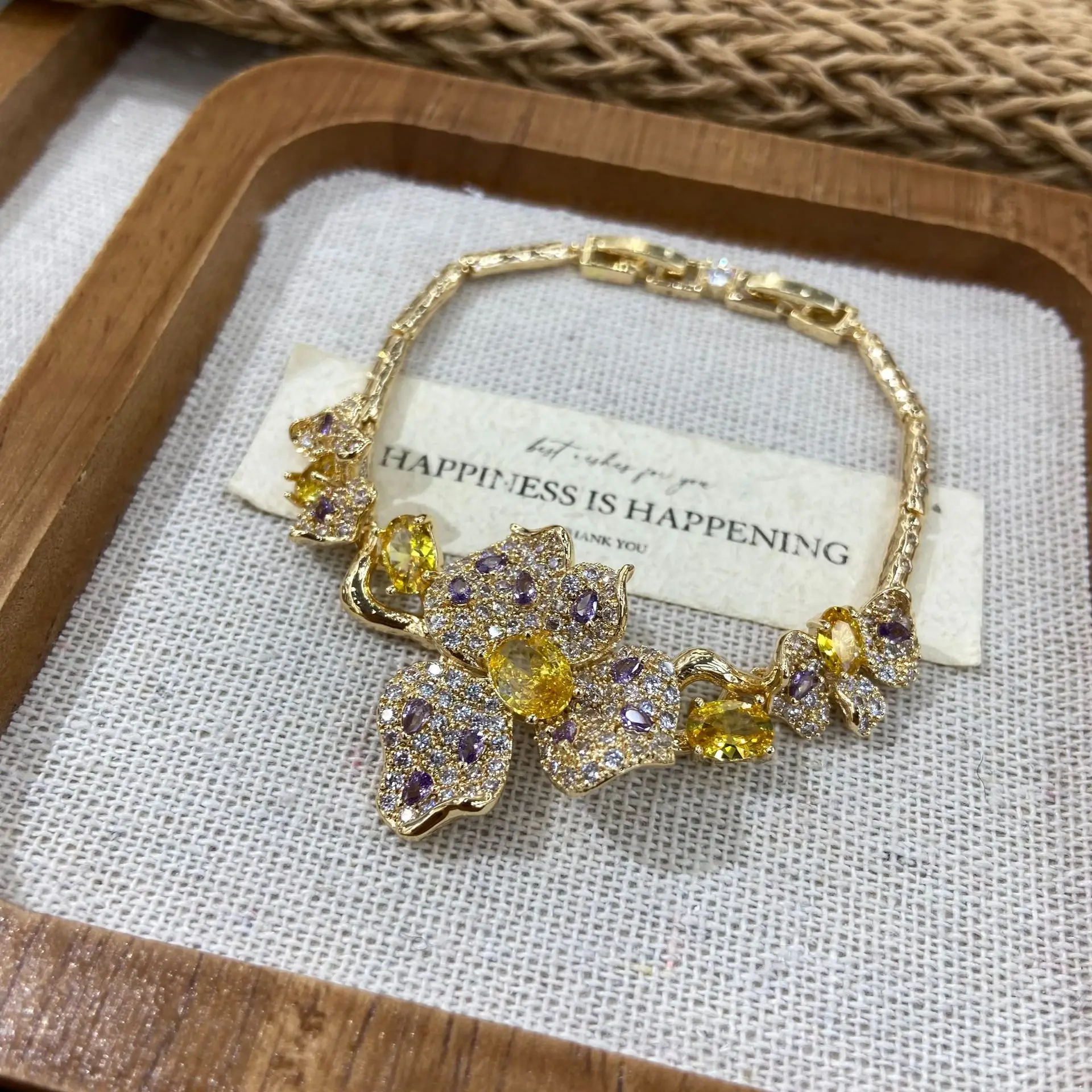 Light Luxury Floral Bracelet Niche Diamond-Studded Geometric Flower Bangle Shiny Jewelry Accessories Birthday Gifts for Women
Light Luxury Floral Bracelet Niche Diamond-Studded Geometric Flower Bangle Shiny Jewelry Accessories Birthday Gifts for Women
