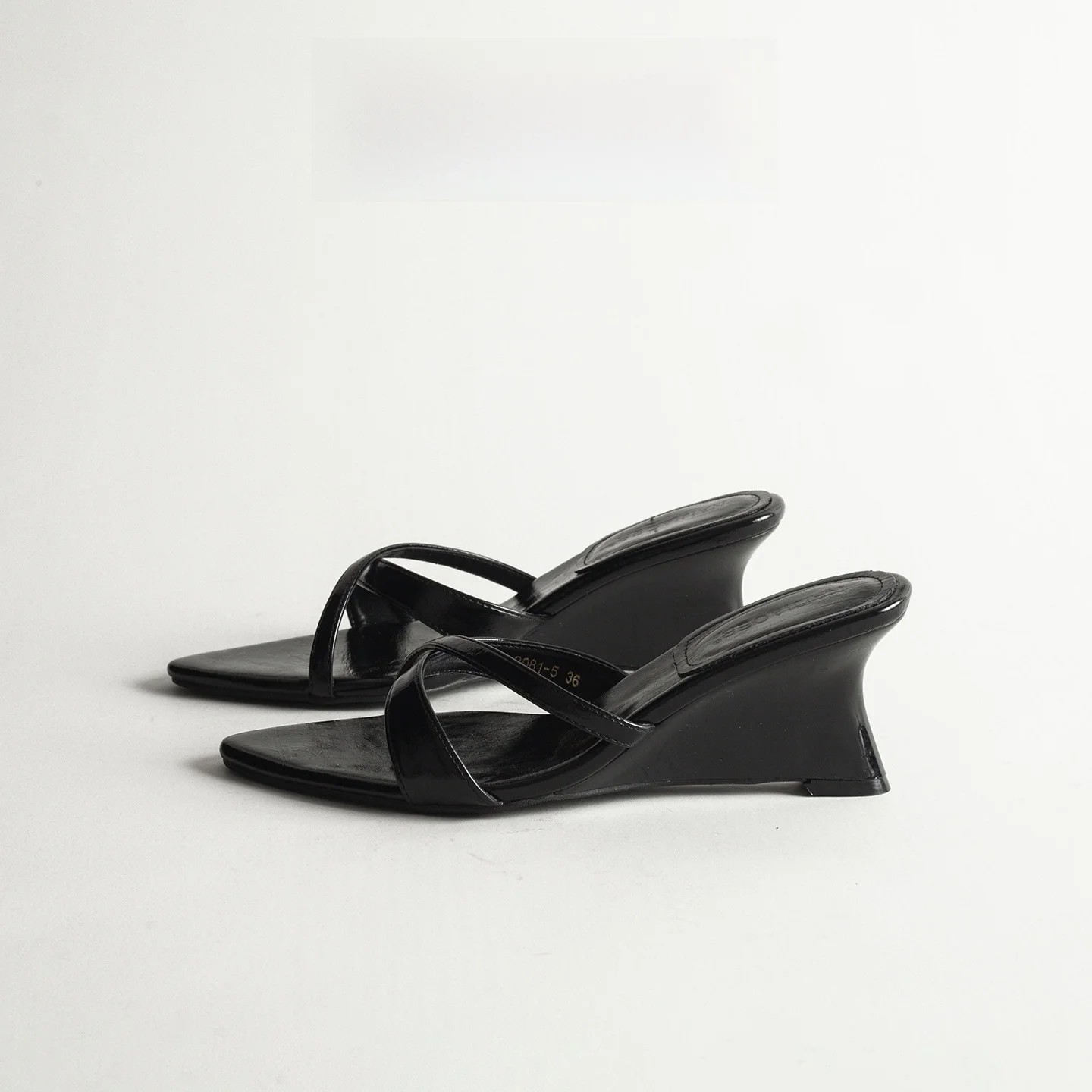 Retro Minimalist Pointed Toe Wedge Slippers Women's Outdoor Versatile Fashionable Skirt High Heel Open-Toe Sandals
Retro Minimalist Pointed Toe Wedge Slippers Women's Outdoor Versatile Fashionable Skirt High Heel Open-Toe Sandals