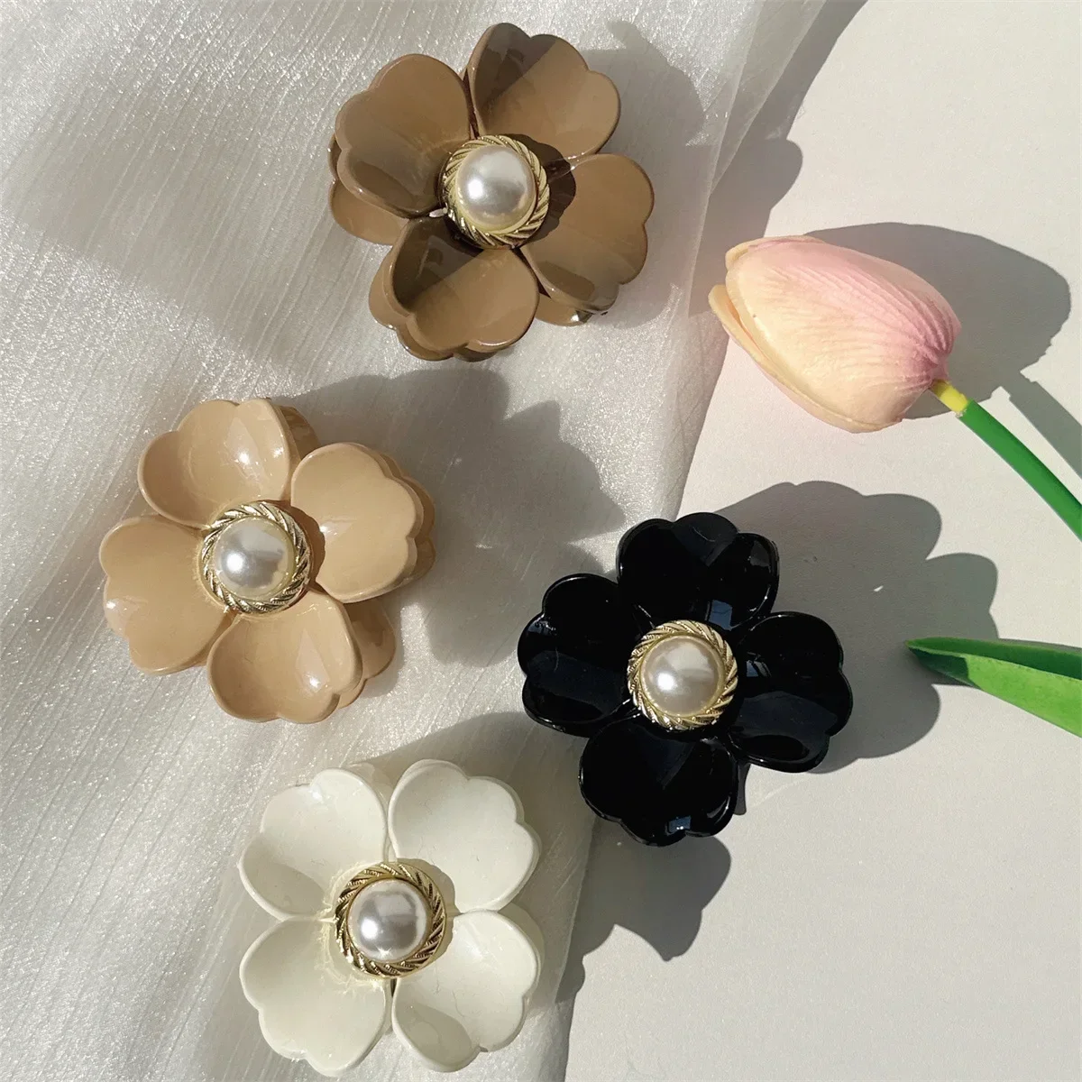 Girl Flower Shape with Pearl Tiara Fashion Acrylic Shark Hairpin Light Luxury Women's Hair Accessory At The Back of The Head
Girl Flower Shape with Pearl Tiara Fashion Acrylic Shark Hairpin Light Luxury Women's Hair Accessory At The Back of The Head