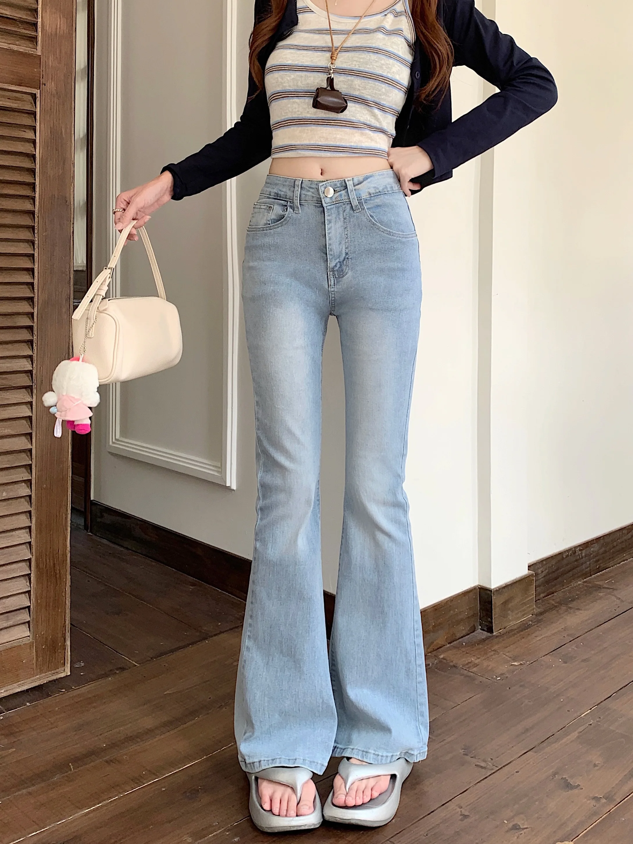 Женские джинсовые капри с высокой талией, рваные, с эффектом потертости, новинка ранней весны, эластичные, универсальные, слегка расклешенные, длинные брюки
Женские джинсовые капри с высокой талией, рваные, с эффектом потертости, новинка ранней весны, эластичные, универсальные, слегка расклешенные, длинные брюки