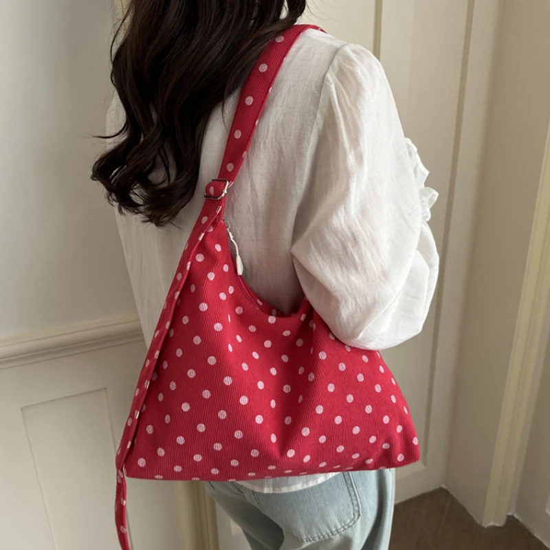 Women Sweet Polka Dot Korean Shoulder Bag Zipper Lightweight Soft Retro Tote Bag Large Capacity Commuting Trendy Crossbody Bag
Women Sweet Polka Dot Korean Shoulder Bag Zipper Lightweight Soft Retro Tote Bag Large Capacity Commuting Trendy Crossbody Bag