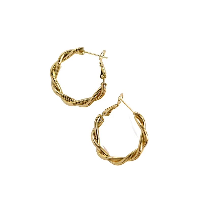 Twist woven Hong Kong style design earrings, gold circle women's retro earrings, high-end earrings.
Twist woven Hong Kong style design earrings, gold circle women's retro earrings, high-end earrings.