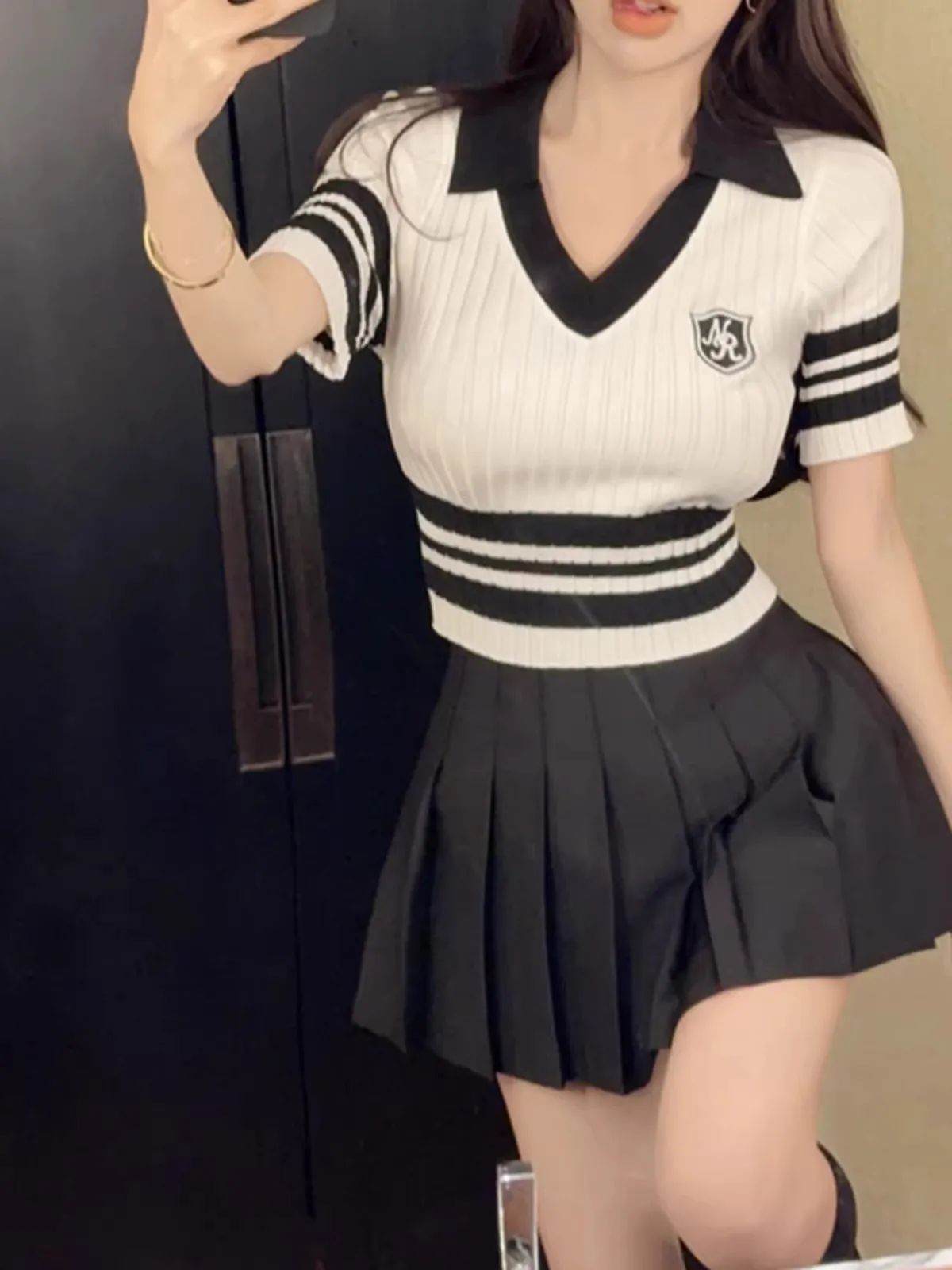 Sweet And Spicy Short Fit Shirt Women's Summer College Style Elegant Design Knitted Sweater Korean Version Slimming Knit...
Sweet And Spicy Short Fit Shirt Women's Summer College Style Elegant Design Knitted Sweater Korean Version Slimming Knit...