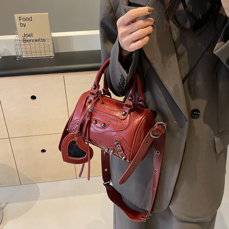 Роскошная сумка Boston с шипами — женская дизайнерская сумка через плечо с металлической фурнитурой, шикарная мотоциклетная сумка через плечо из кожи премиум-класса
Роскошная сумка Boston с шипами — женская дизайнерская сумка через плечо с металлической фурнитурой, шикарная мотоциклетная сумка через плечо из кожи премиум-класса