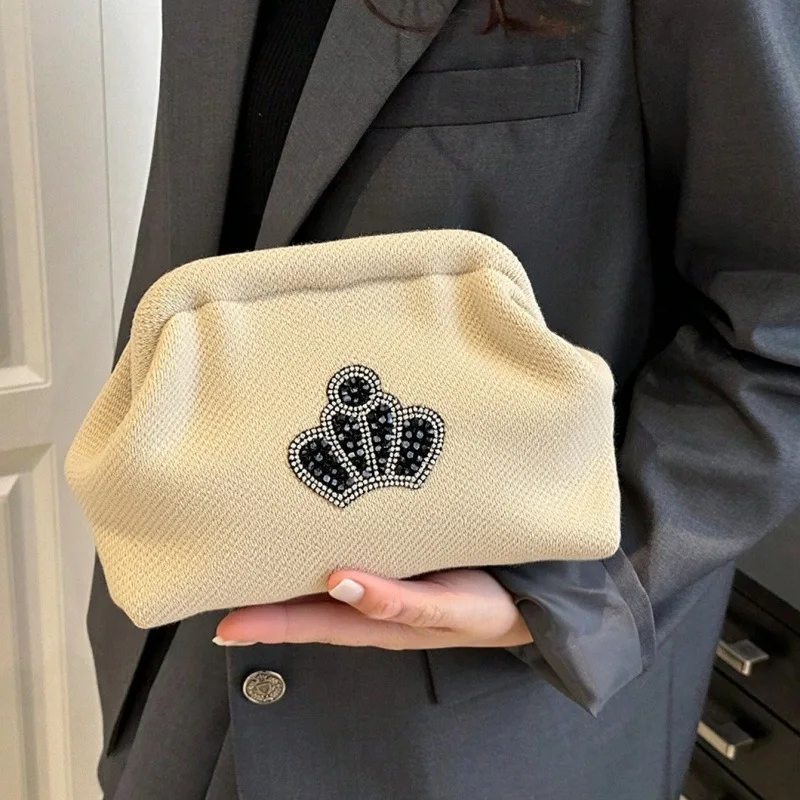 2026 Spring New Diamond-encrusted Crown Pattern Clutch Bag Fashion Wedding Knitted Handbag Versatile Party Purses Sacs À Main
2026 Spring New Diamond-encrusted Crown Pattern Clutch Bag Fashion Wedding Knitted Handbag Versatile Party Purses Sacs À Main