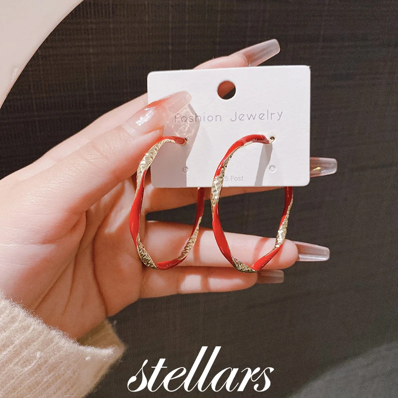 Vintage Minimalist Red Twisted Large Hoop Earrings for Women Unique Bold High-End Jewelry Light Luxury Niche Design
Vintage Minimalist Red Twisted Large Hoop Earrings for Women Unique Bold High-End Jewelry Light Luxury Niche Design