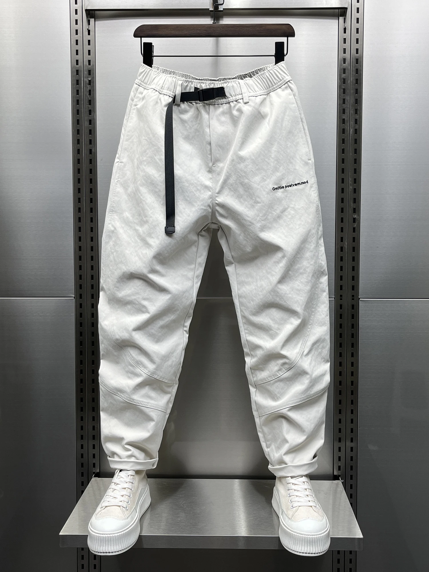 Свободные повседневные брюки для мужчин, осенние модные брендовые персонализированные рабочие брюки с поясом для папы, дышащие молодежные длинные брюки
Свободные повседневные брюки для мужчин, осенние модные брендовые персонализированные рабочие брюки с поясом для папы, дышащие молодежные длинные брюки