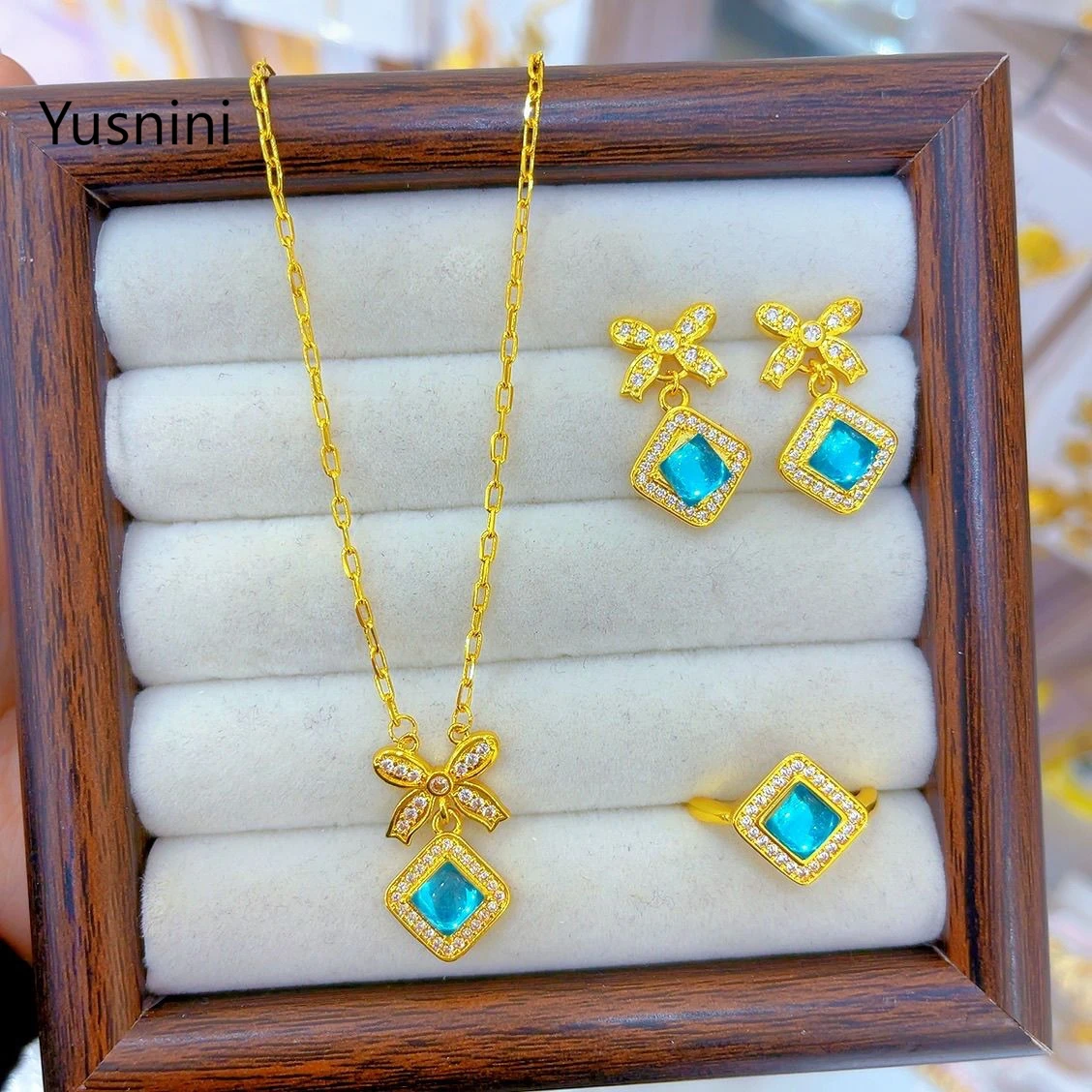 New French Dubai Fashion 24K Gold Plated Necklace Earrings and Exquisite Engagement Party Jewelry Set for Lovers
New French Dubai Fashion 24K Gold Plated Necklace Earrings and Exquisite Engagement Party Jewelry Set for Lovers