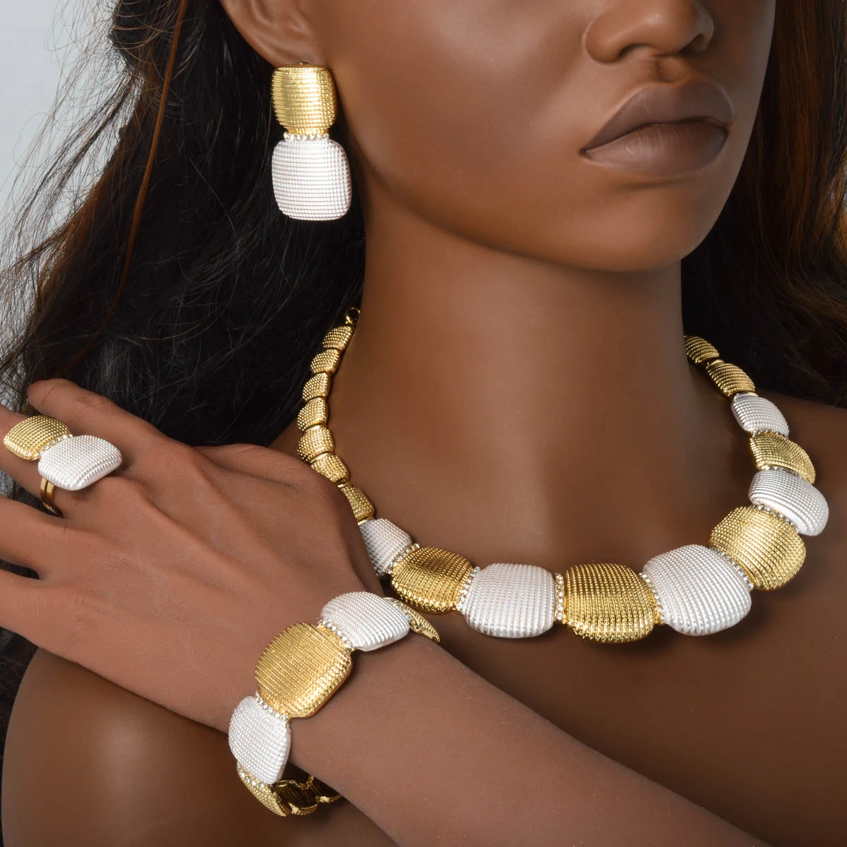 Copper Gold Plated Dubai Jewelry Set Luxury Wedding and Banquet Jewelry 4PCS Necklace Bracelet Earrings Ring Set Gift
Copper Gold Plated Dubai Jewelry Set Luxury Wedding and Banquet Jewelry 4PCS Necklace Bracelet Earrings Ring Set Gift