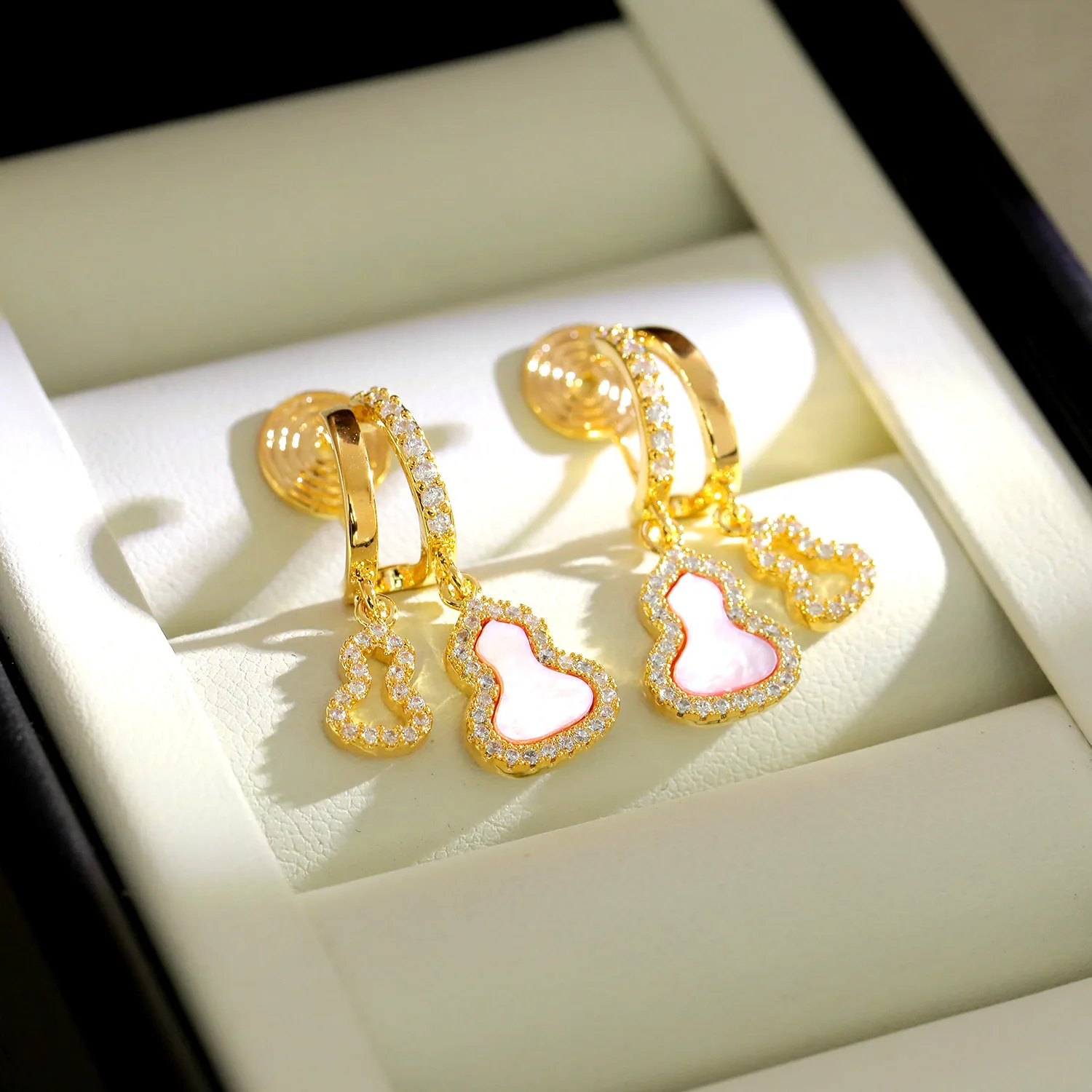 Chinese Style Niche Vintage High Quality Pink Shell Double Gourd Clip Earrings Luxury Elegant Exquisite Ear Jewelry Wholesale
Chinese Style Niche Vintage High Quality Pink Shell Double Gourd Clip Earrings Luxury Elegant Exquisite Ear Jewelry Wholesale