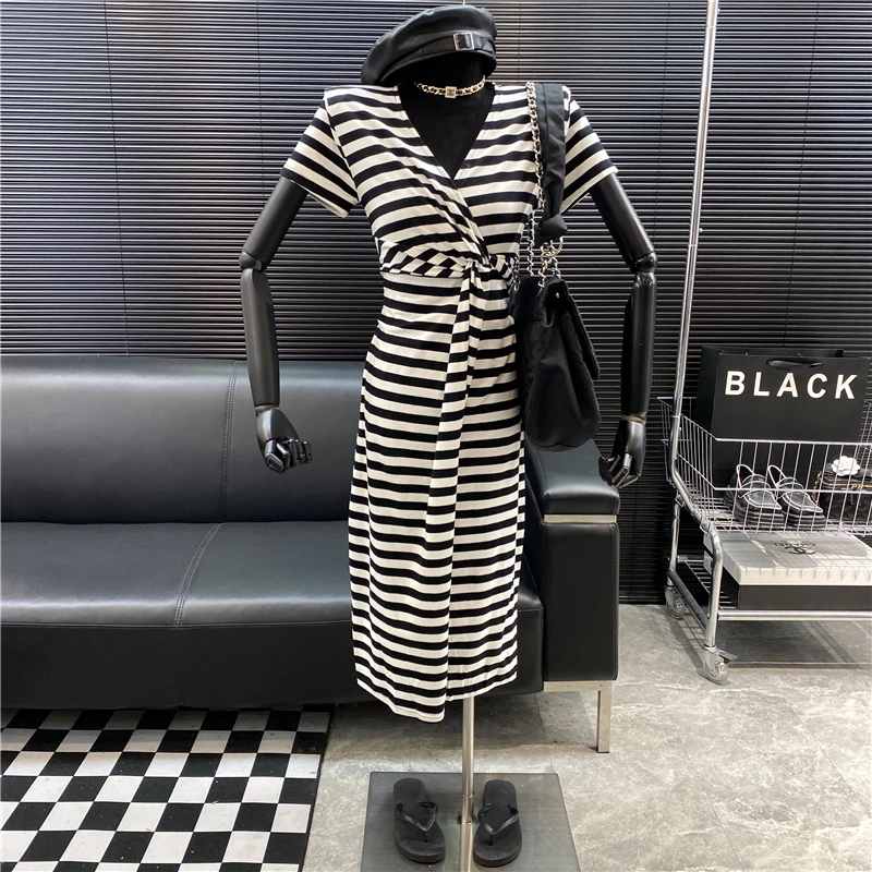 New 2022 fashion Designer new style Famous brand Temperamental Kink Waist dress Slim striped medium length dress
New 2022 fashion Designer new style Famous brand Temperamental Kink Waist dress Slim striped medium length dress