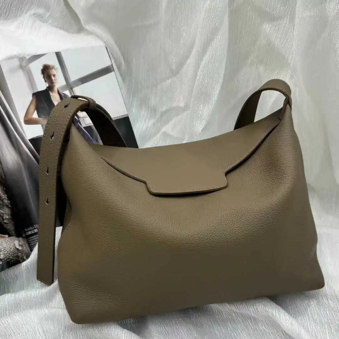 Легкая роскошная ниша в стиле ретро, новая большая сумка из воловьей кожи, женская сумка через плечо, многофункциональная пригородная сумка
Легкая роскошная ниша в стиле ретро, новая большая сумка из воловьей кожи, женская сумка через плечо, многофункциональная пригородная сумка