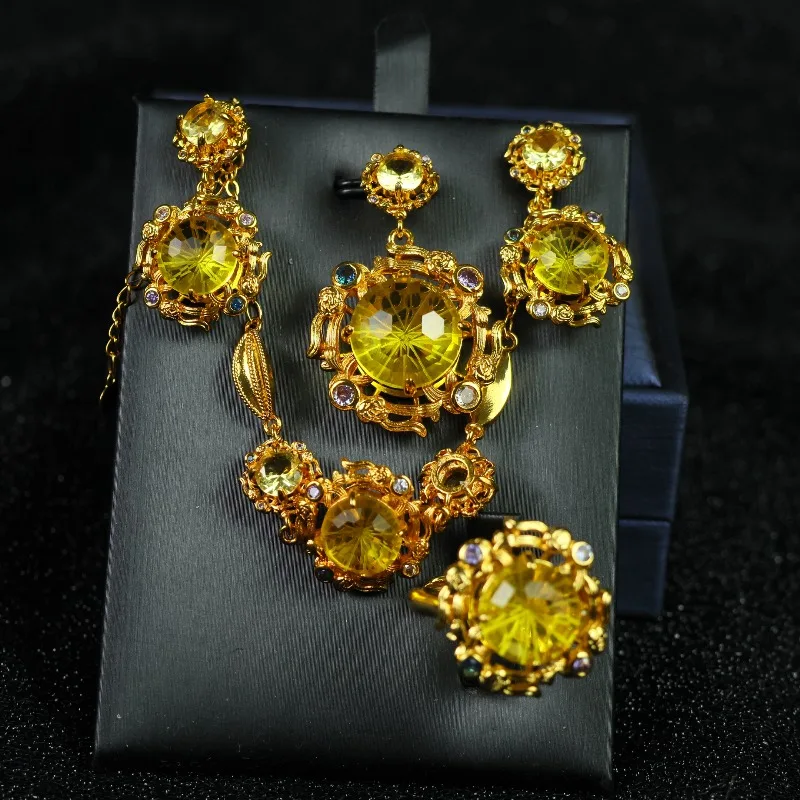 Изысканный модный и универсальный комплект из четырех предметов, подходящий для повседневной носки и в качестве аксессуаров.
Изысканный модный и универсальный комплект из четырех предметов, подходящий для повседневной носки и в качестве аксессуаров.