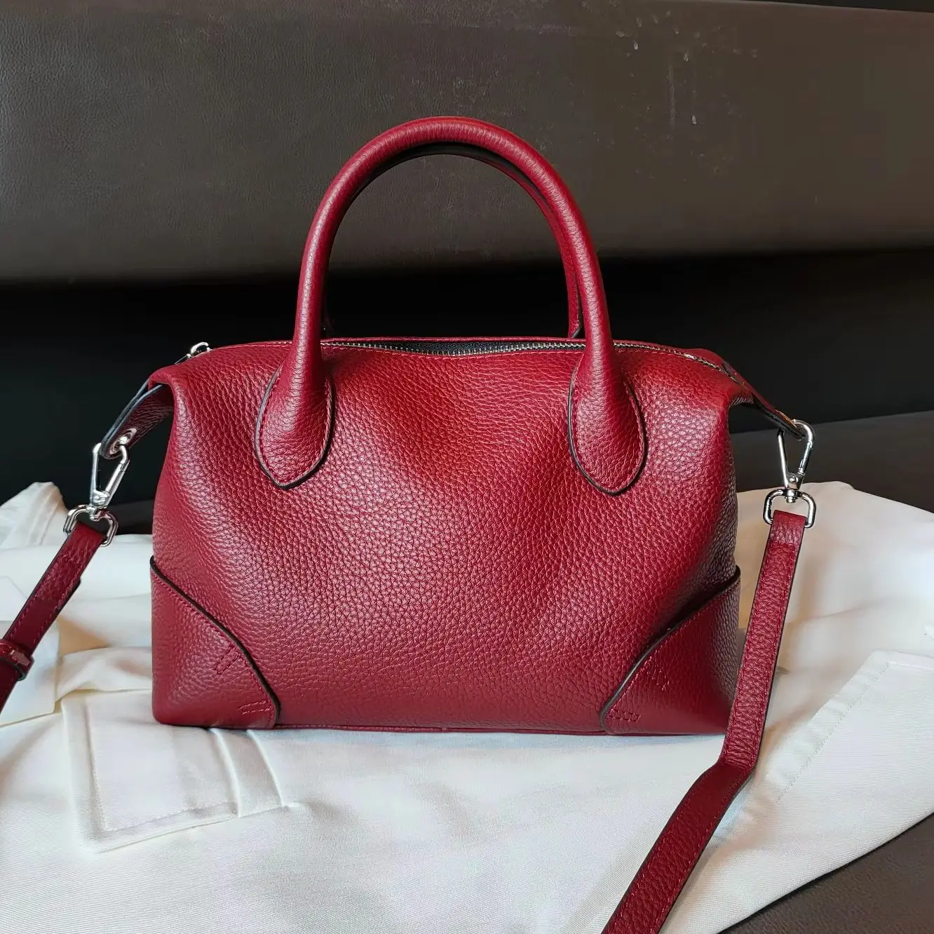 Women's Genuine Leather Handbag Luxury Designer Ladies Soft Cowhide Shoulder Crossbody Cowhide Female Tote Bag for Woman 2026
Women's Genuine Leather Handbag Luxury Designer Ladies Soft Cowhide Shoulder Crossbody Cowhide Female Tote Bag for Woman 2026