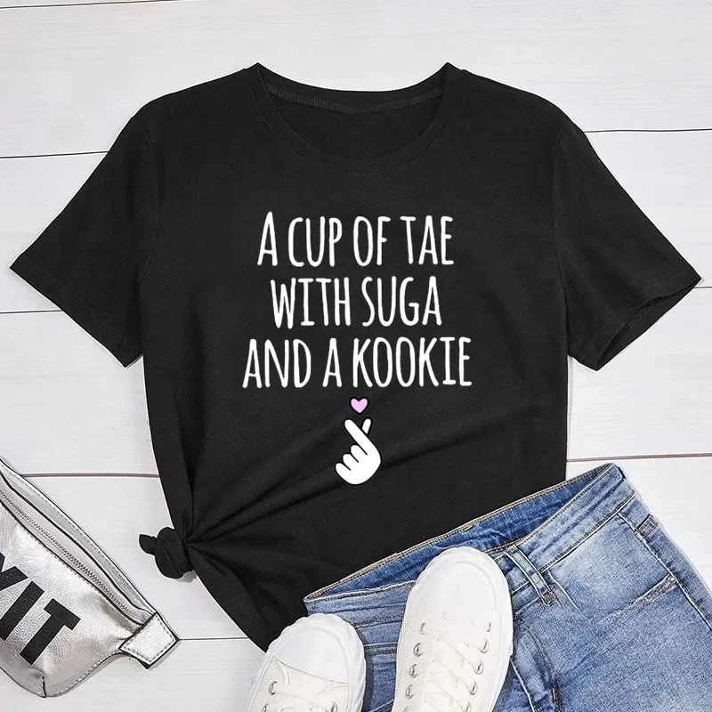 Женская футболка с принтом A Cup of Tae with Suga and A Kookie, корейская модная футболка Kdrama Idol Kpop Merch V Jhope Suga RM Jungkook
Женская футболка с принтом A Cup of Tae with Suga and A Kookie, корейская модная футболка Kdrama Idol Kpop Merch V Jhope Suga RM Jungkook