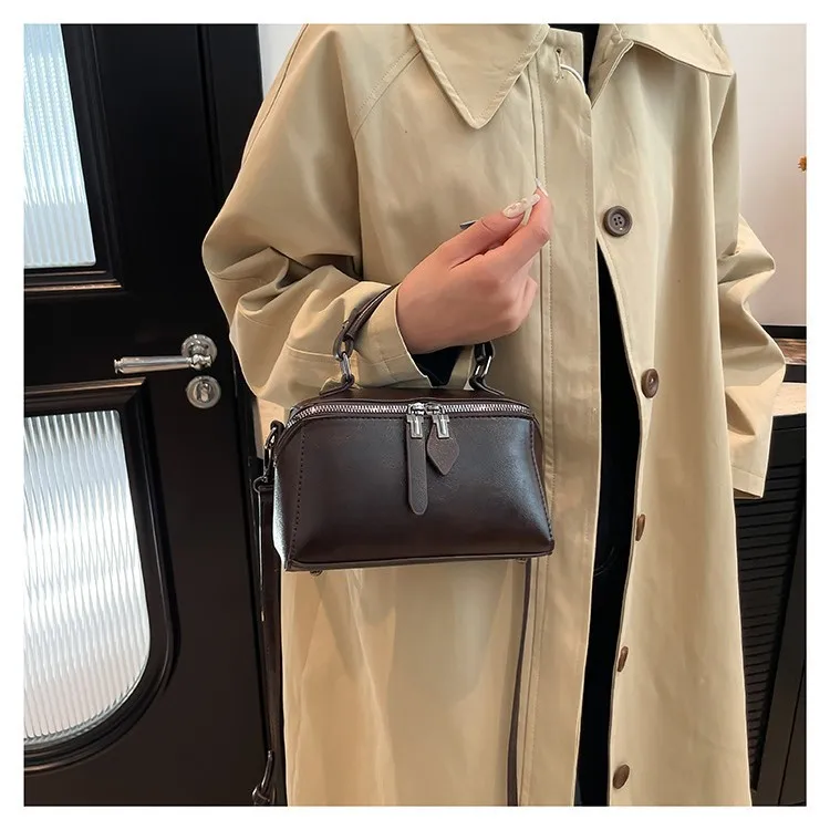 2025 однотонная женская сумка через плечо на молнии, повседневная новая сумка через плечо под мышками, повседневная сумка с ручкой
2025 однотонная женская сумка через плечо на молнии, повседневная новая сумка через плечо под мышками, повседневная сумка с ручкой