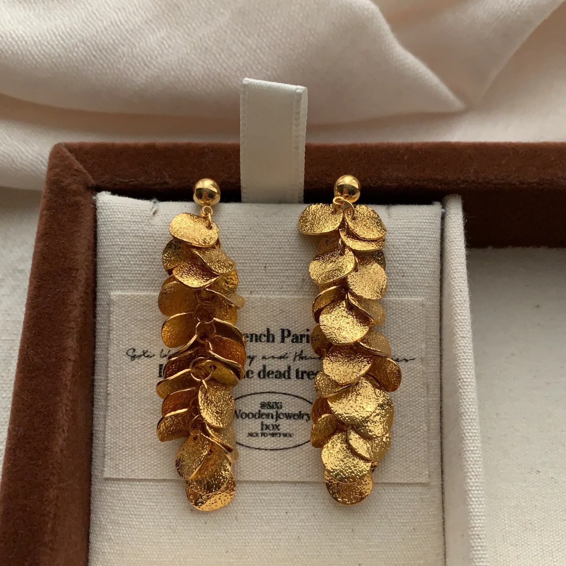 Luxury Wedding Gold Leaf Tassel Earrings High-End Retro Texture Drop Earrings Retro Design Women's Jewelry Perfect Gift for Mom
Luxury Wedding Gold Leaf Tassel Earrings High-End Retro Texture Drop Earrings Retro Design Women's Jewelry Perfect Gift for Mom