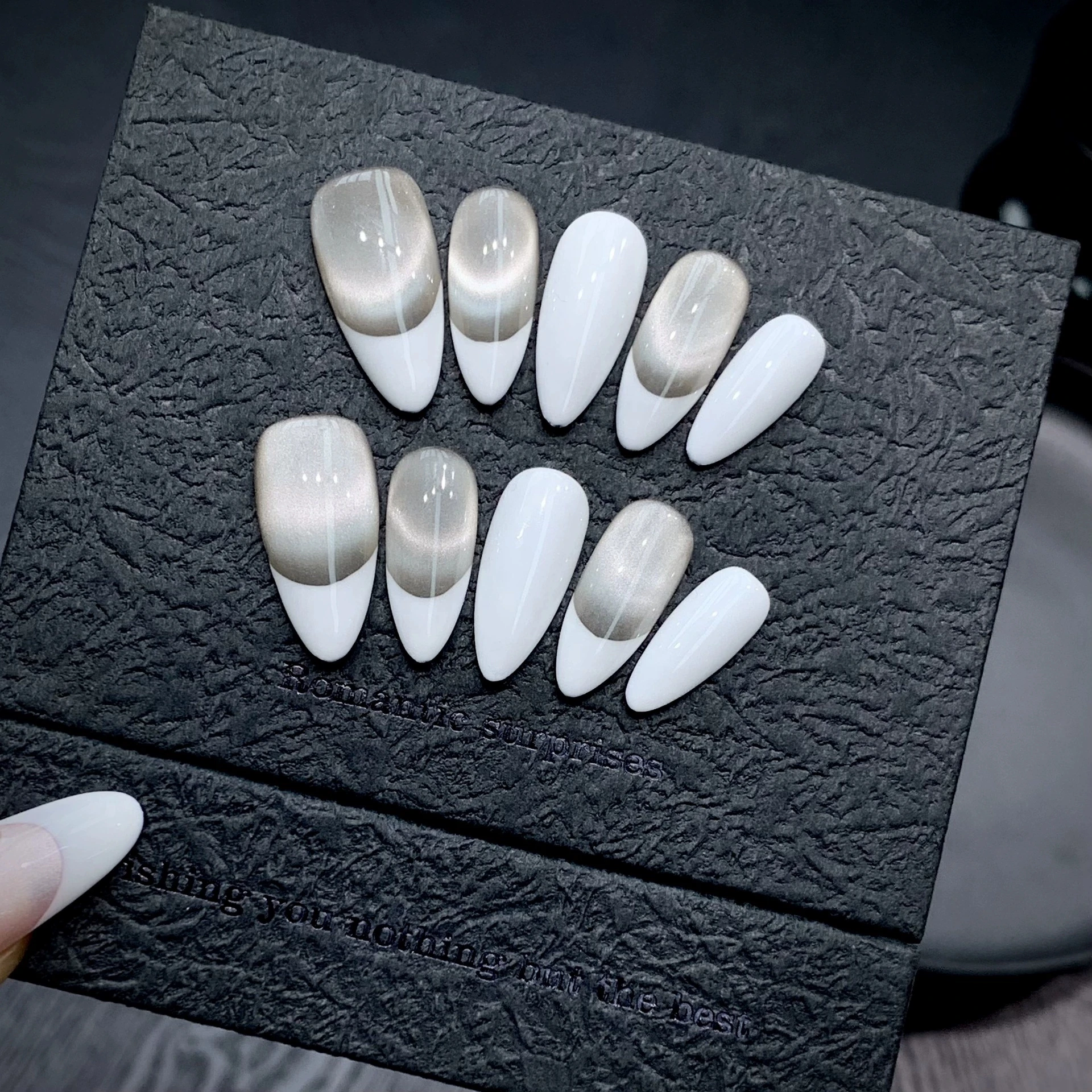 Handmade Minimalist French White Fake Nails Wearable Cat's Eye Almond Press On Nails Decor Round Flash Gradient False Nails Long
Handmade Minimalist French White Fake Nails Wearable Cat's Eye Almond Press On Nails Decor Round Flash Gradient False Nails Long