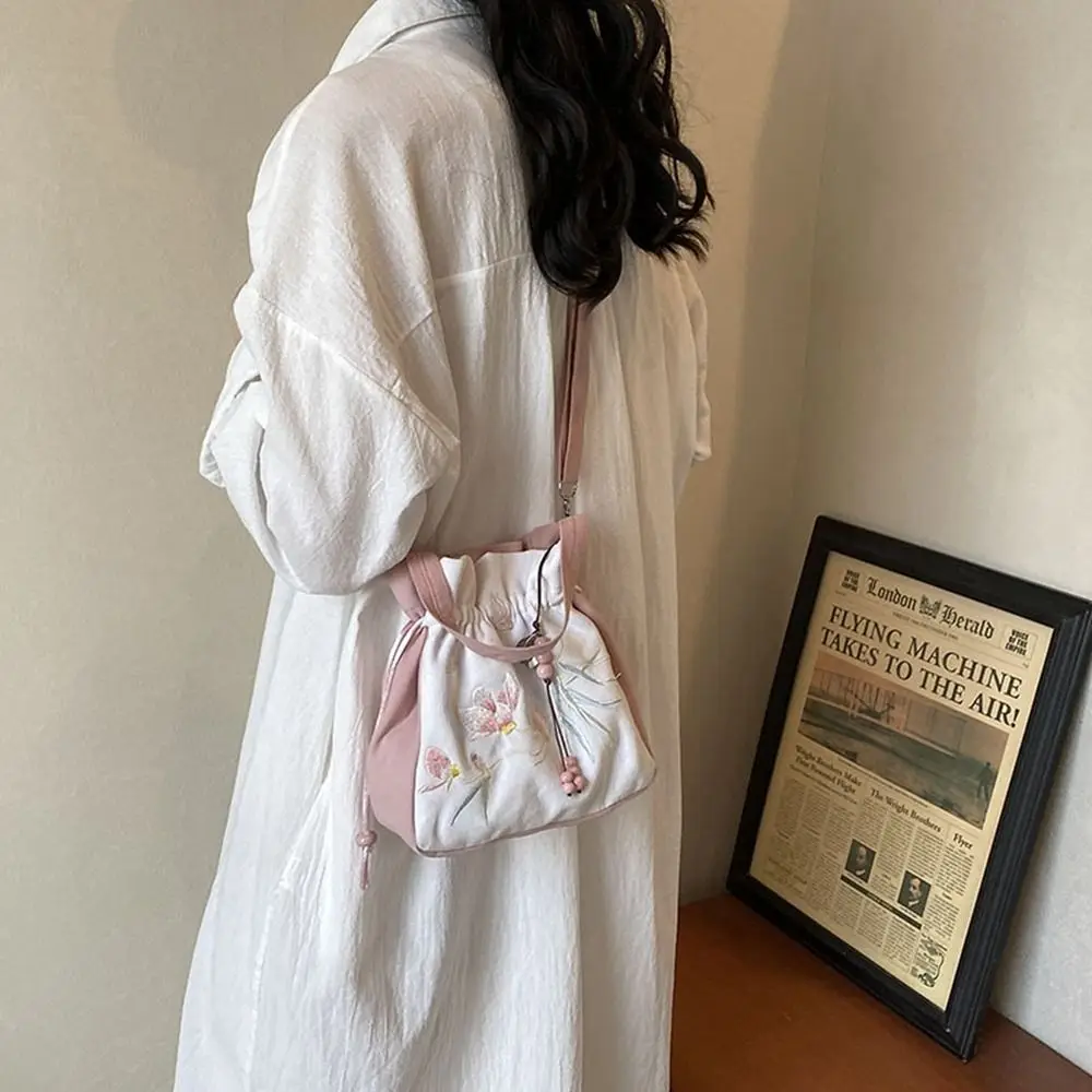 Ethnic Style Embroidery Drawstring Bucket Bag Ancient Style Hanfu Accessories Hanfu Crossbody Bag Flower Storage Bag
Ethnic Style Embroidery Drawstring Bucket Bag Ancient Style Hanfu Accessories Hanfu Crossbody Bag Flower Storage Bag