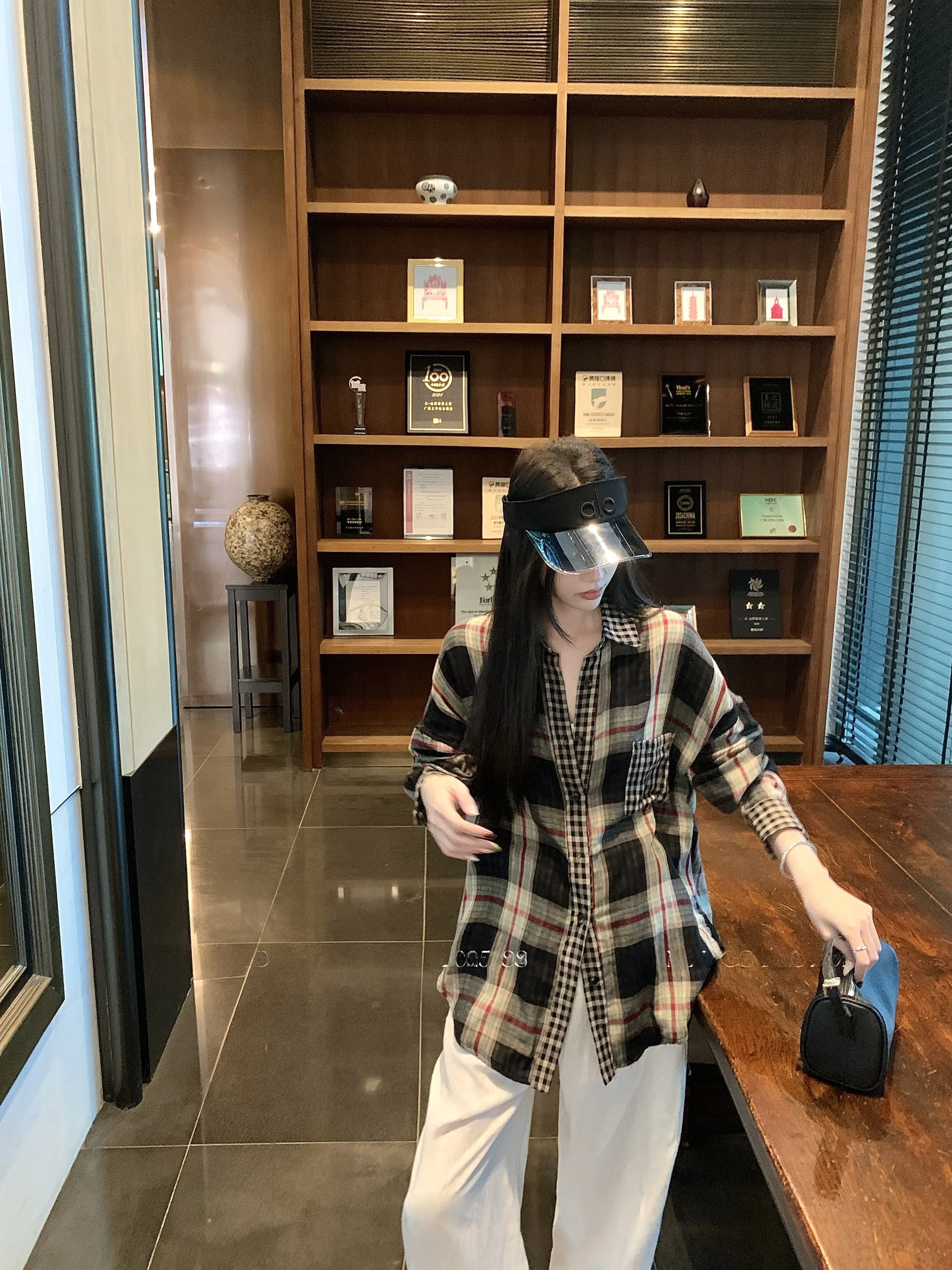 TITI STUDIO Винтажная женская свободная рубашка в клетку с длинным рукавом, удобная, из смесового полиэстера, стандартного кроя, для весеннего сезона
TITI STUDIO Винтажная женская свободная рубашка в клетку с длинным рукавом, удобная, из смесового полиэстера, стандартного кроя, для весеннего сезона