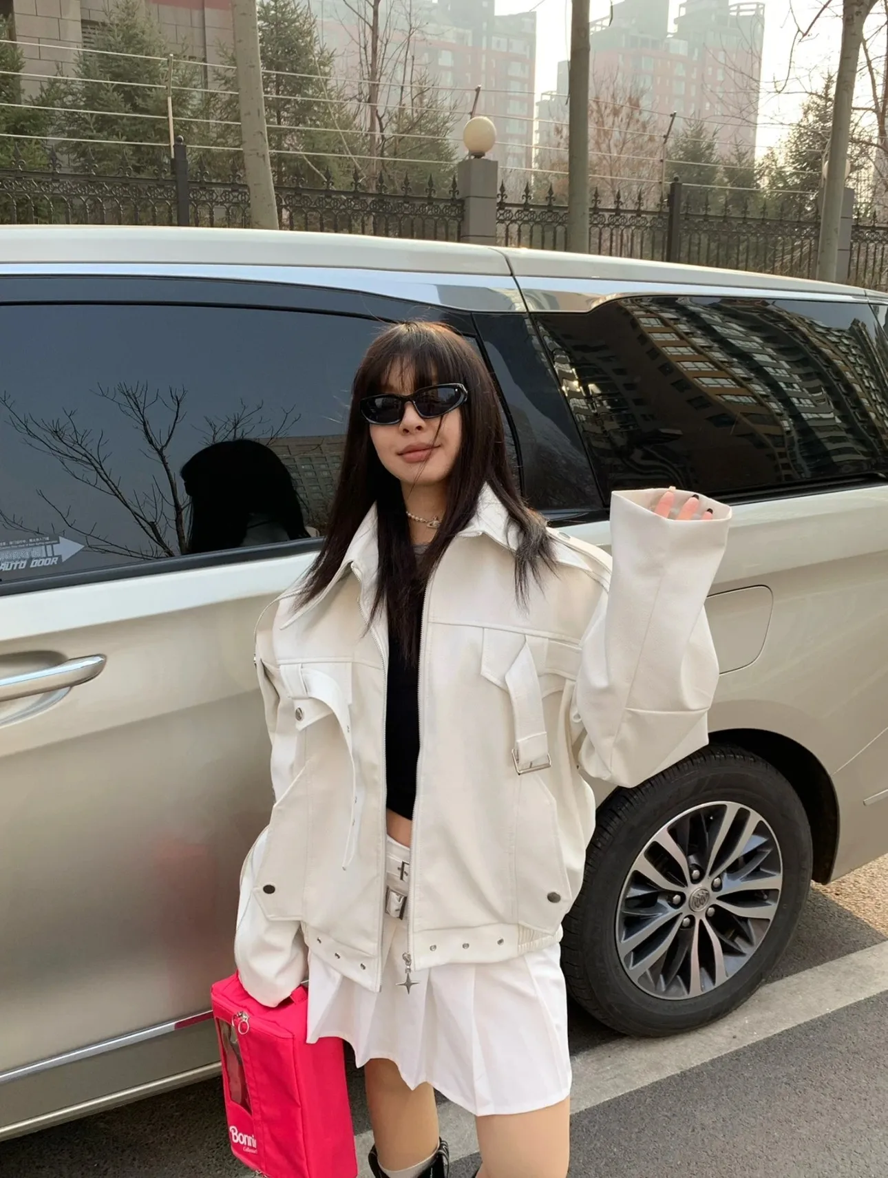 Ретро-куртка из белой искусственной кожи в американском стиле для мужчин, свободного кроя, премиум-класса, для пар, мотоциклетная одежда, молодежная модная рабочая одежда
Ретро-куртка из белой искусственной кожи в американском стиле для мужчин, свободного кроя, премиум-класса, для пар, мотоциклетная одежда, молодежная модная рабочая одежда