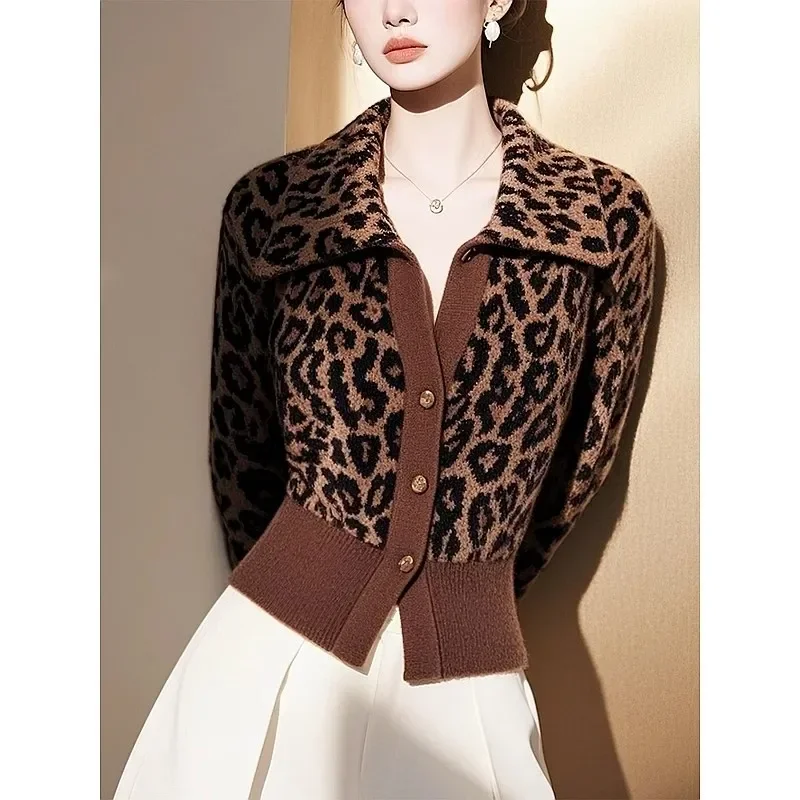 2025 Autumn Winter New Korean Fashion Leopard Turn-down Collar Sweater Female Fashionable Buttons Knitting Slim Top Tee Women
2025 Autumn Winter New Korean Fashion Leopard Turn-down Collar Sweater Female Fashionable Buttons Knitting Slim Top Tee Women