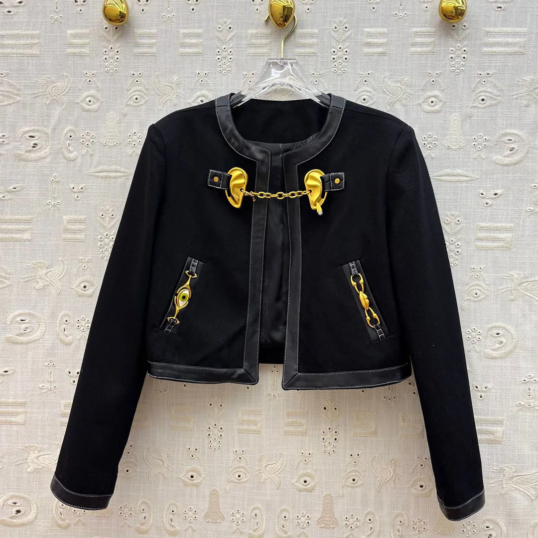 2025 New Autumn Vintage Short Design Jacket Women Leather Patchwork Gold Ears Chains Pockets O-neck Long Sleeve High Street Coat 
2025 New Autumn Vintage Short Design Jacket Women Leather Patchwork Gold Ears Chains Pockets O-neck Long Sleeve High Street Coat
