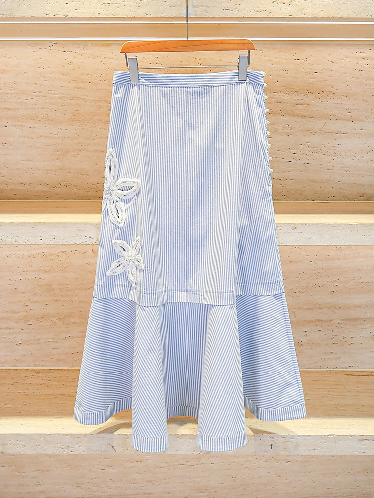 Нежная и элегантная юбка-миди с вырезами в виде рыбьего хвоста, полосатым узором и бисером, с завышенной талией, А-силуэта.
Нежная и элегантная юбка-миди с вырезами в виде рыбьего хвоста, полосатым узором и бисером, с завышенной талией, А-силуэта.