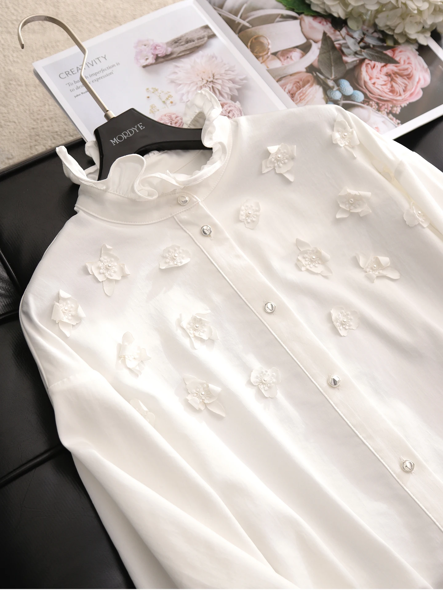 White Embroidered Pearl irt Stand Collar Lace Trim Original Design Loose Fit Long Sve Women's Spring Faion Top
White Embroidered Pearl irt Stand Collar Lace Trim Original Design Loose Fit Long Sve Women's Spring Faion Top