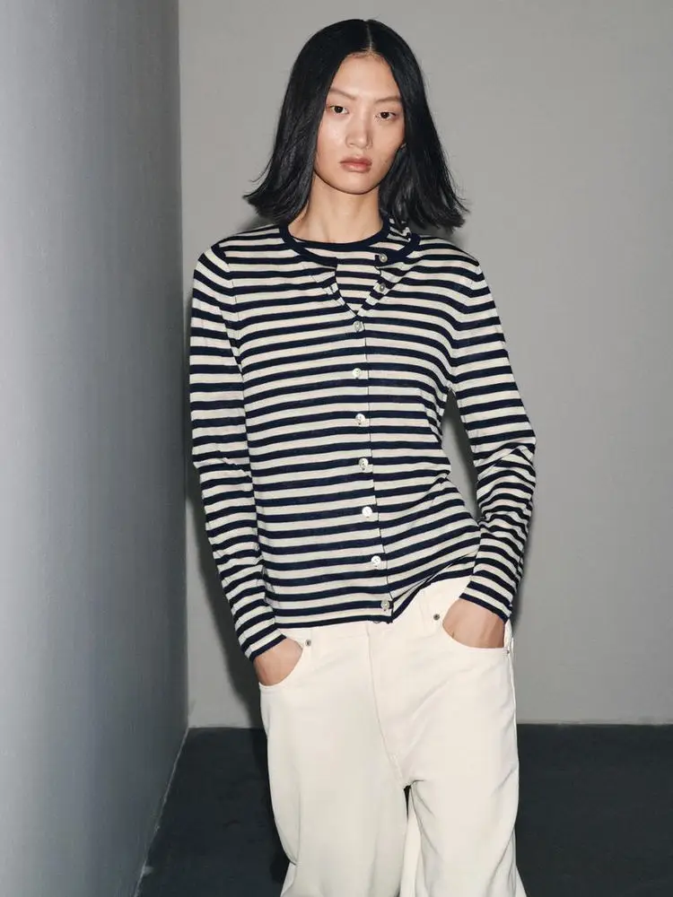 Весна 2026. Женская свободная трикотажная длинная полосатая куртка в полоску. Повседневная удобная трикотажная одежда с пуговицами.
Весна 2026. Женская свободная трикотажная длинная полосатая куртка в полоску. Повседневная удобная трикотажная одежда с пуговицами.