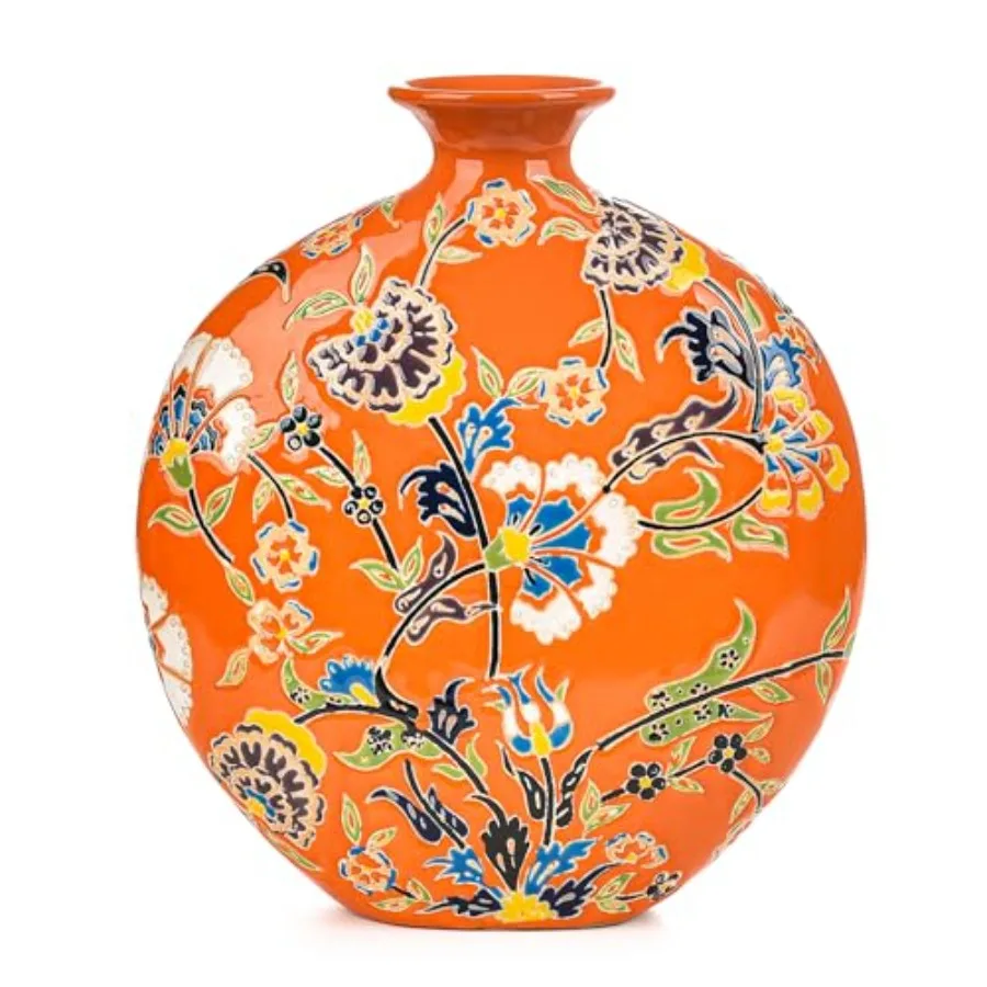 Traditional hand-carved overglaze color porcelain vase in high-class enamel finish white with gold accents for fresh flowers an
Traditional hand-carved overglaze color porcelain vase in high-class enamel finish white with gold accents for fresh flowers an