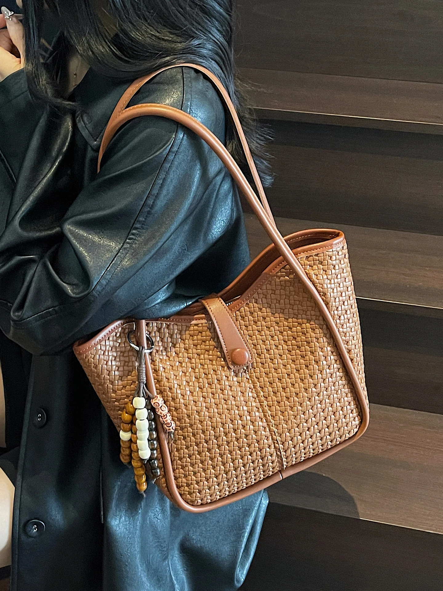 Texture Woven Pattern Tote Bag Women Autumn New Large Capacity One Shoulder Bags with Decoration Fashion Commute Underarm Bag
Texture Woven Pattern Tote Bag Women Autumn New Large Capacity One Shoulder Bags with Decoration Fashion Commute Underarm Bag