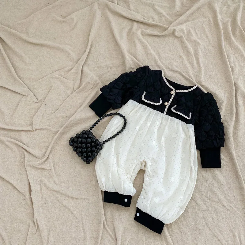 New baby jacket, black and white color matching princess Xiaoxiangfeng girl newborn clothes fashion and cute style
New baby jacket, black and white color matching princess Xiaoxiangfeng girl newborn clothes fashion and cute style