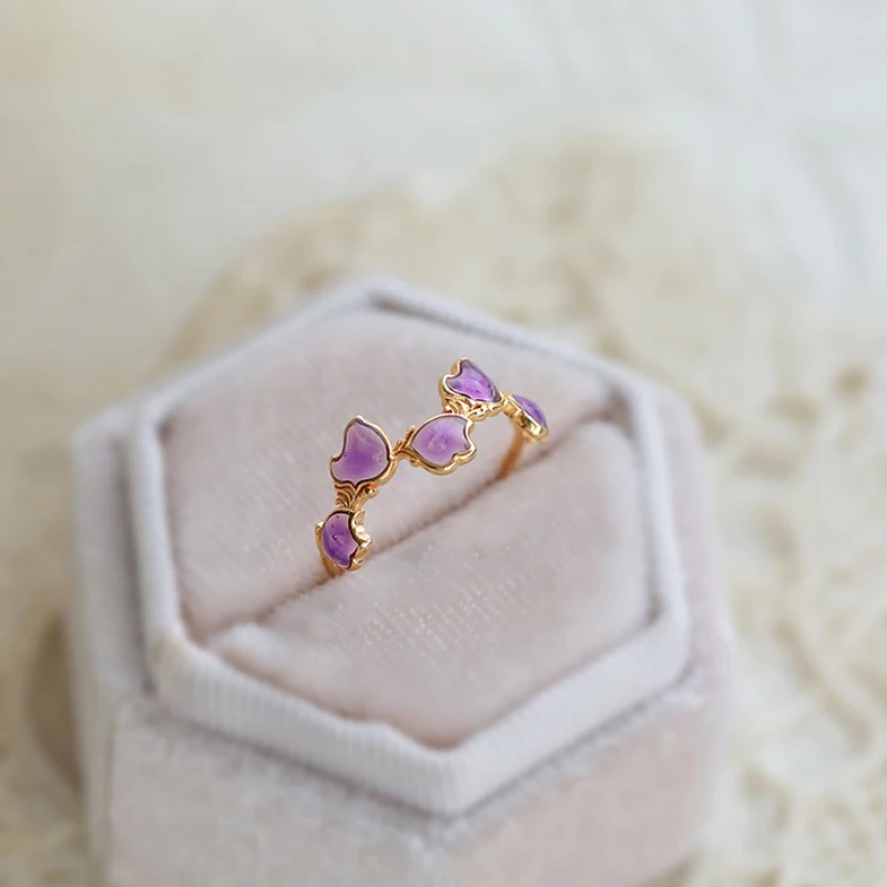 Original Lilac Romantic Purple Enamel Fresh Flowers Rings for Women Exquisite and Light luxury engagement party jewelry
Original Lilac Romantic Purple Enamel Fresh Flowers Rings for Women Exquisite and Light luxury engagement party jewelry