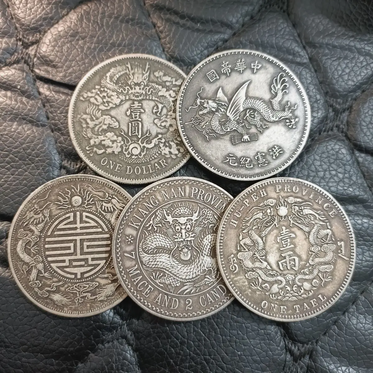 Five Beiyang Dragon silver dollars wrong edition rare collector's edition black oil coating pulp can be turned over 5
Five Beiyang Dragon silver dollars wrong edition rare collector's edition black oil coating pulp can be turned over 5