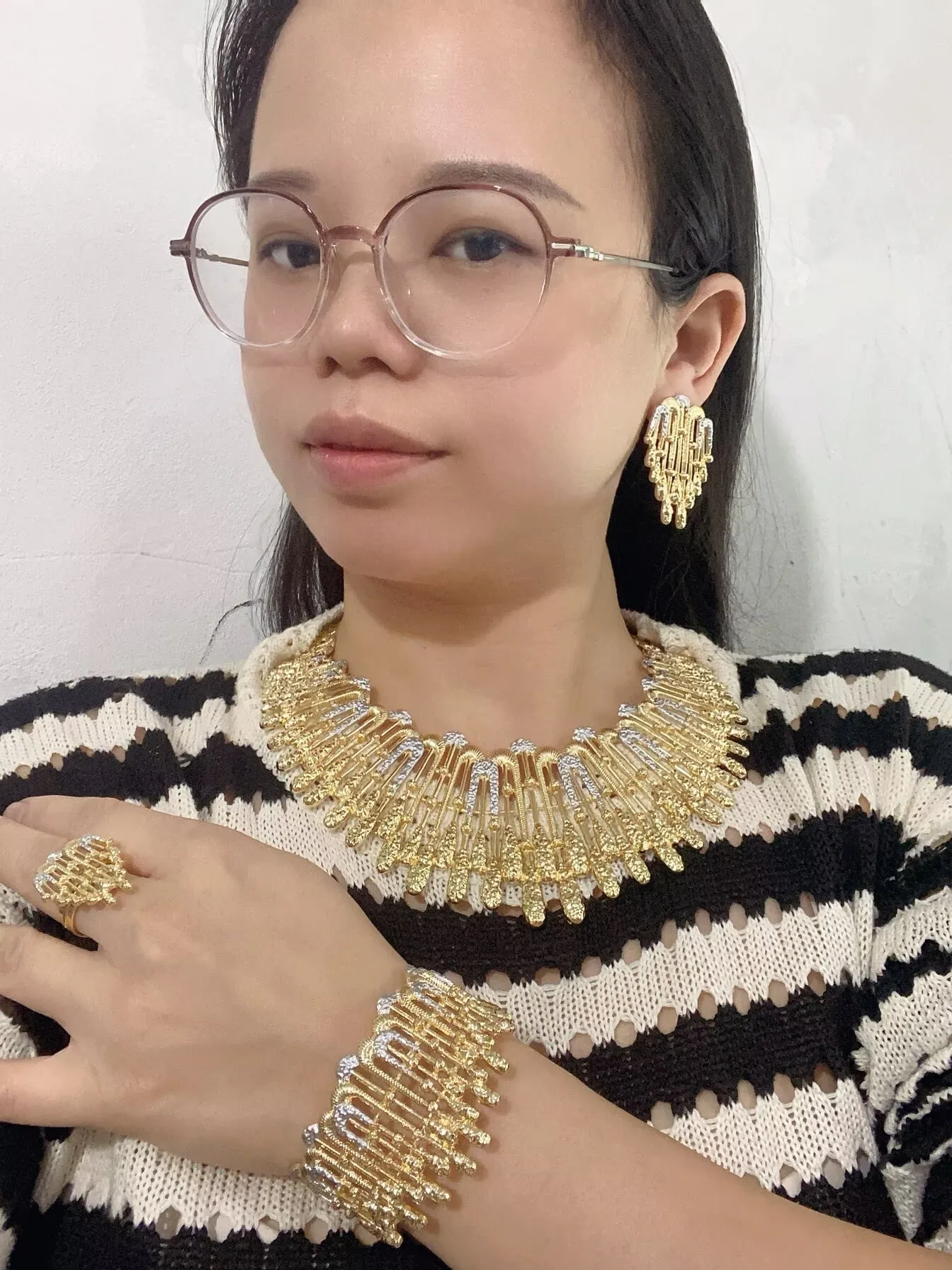 New In 24K Gold Plated 4PCS Statement Jewelry Set Crystal Necklace Earrings Bracelet Ring for Women Wedding Party High Quality
New In 24K Gold Plated 4PCS Statement Jewelry Set Crystal Necklace Earrings Bracelet Ring for Women Wedding Party High Quality