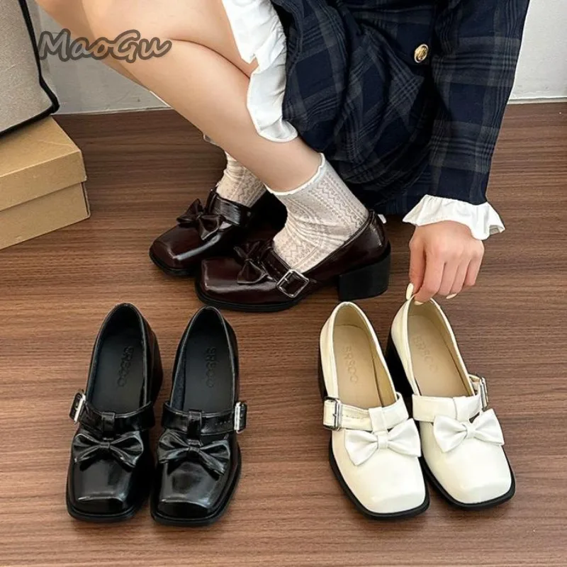 Женские туфли Мэри Джейн с квадратным носком на массивном каблуке, с ремешком-бабочкой и пряжкой, без застежки, нарядная обувь для женщин
Женские туфли Мэри Джейн с квадратным носком на массивном каблуке, с ремешком-бабочкой и пряжкой, без застежки, нарядная обувь для женщин