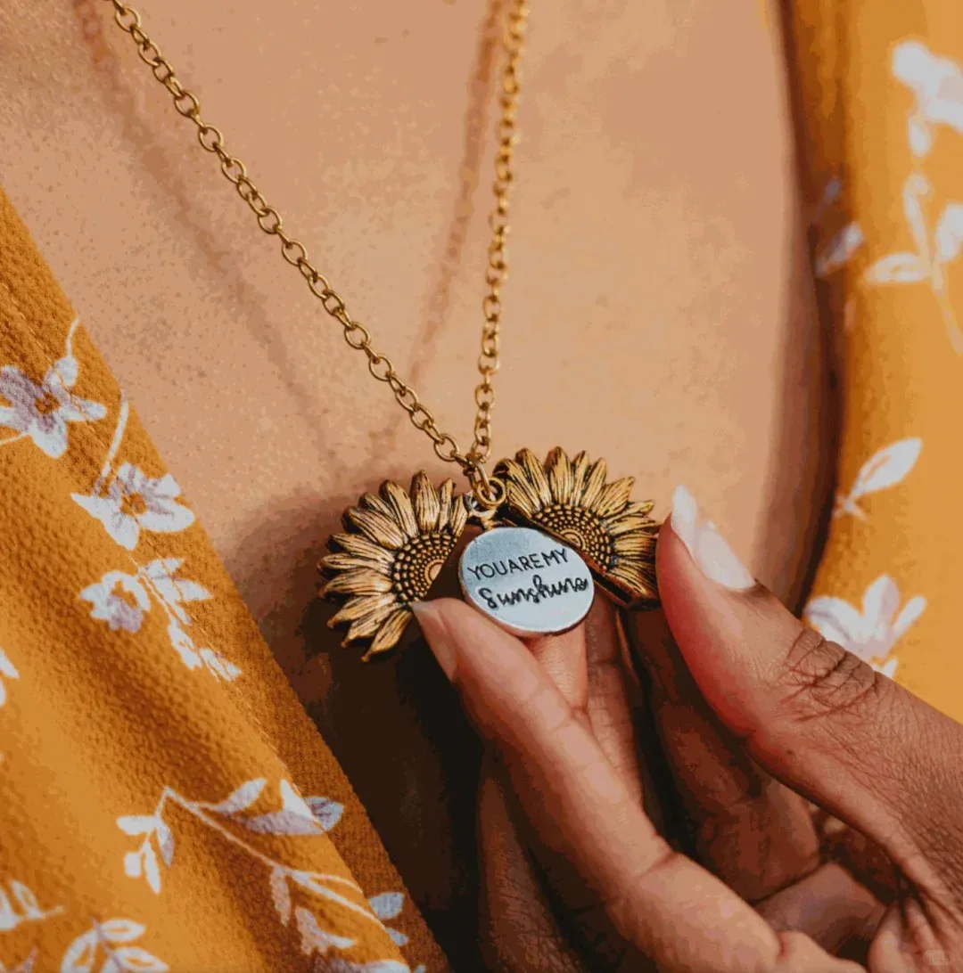 You Are My Sunshine Openable Sunflower Keepsake Necklace, Alloy Letter Engraved Pendant Necklace Fashion Jewelry Gift
You Are My Sunshine Openable Sunflower Keepsake Necklace, Alloy Letter Engraved Pendant Necklace Fashion Jewelry Gift