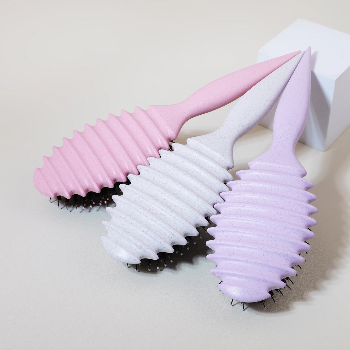 Усовершенствованная щетка для волос 1/3 шт., прическа с жесткой щеткой для волос, подходит для мужчин и женщин, длинные и короткие волосы, специально для париков из натуральных волос
Усовершенствованная щетка для волос 1/3 шт., прическа с жесткой щеткой для волос, подходит для мужчин и женщин, длинные и короткие волосы, специально для париков из натуральных волос