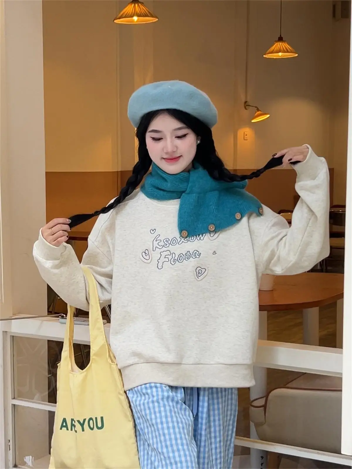 Unique Embroidered Heart Patch Sweatshirt round Neck Long Sleeve Loose Women's Autumn Winter Street Style Sweet Girl Top
Unique Embroidered Heart Patch Sweatshirt round Neck Long Sleeve Loose Women's Autumn Winter Street Style Sweet Girl Top