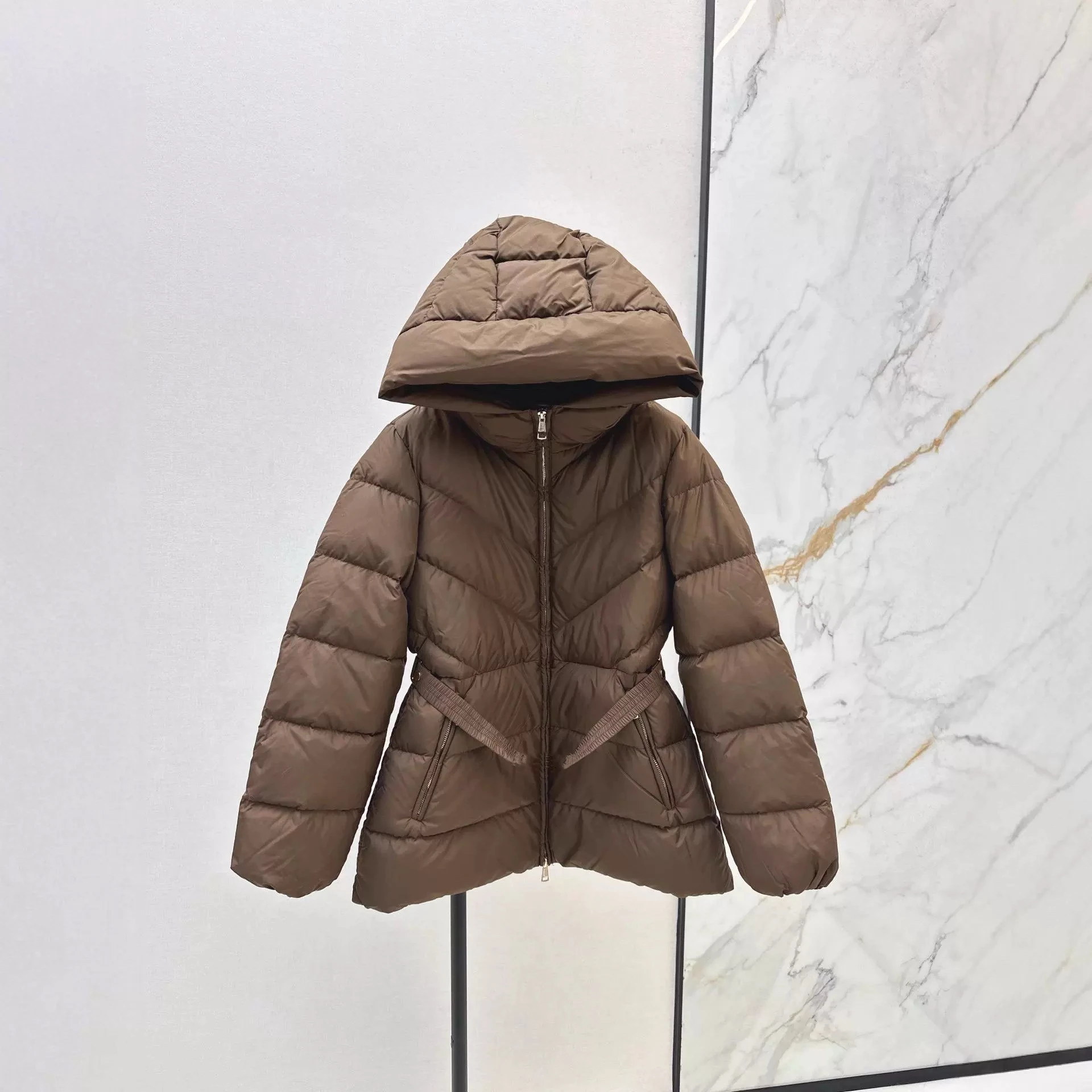Lightweight Warm Hooded down Jacket Women's Autumn Winter Fashion Stylish Casual Workwear Style Duck down Filled Coat
Lightweight Warm Hooded down Jacket Women's Autumn Winter Fashion Stylish Casual Workwear Style Duck down Filled Coat